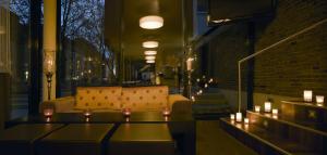 弗莱堡Boutiquehotel am Stadtgarten的客厅配有沙发和桌子上的蜡烛