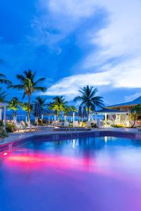 The Grand Caymanian Resort内部或周边的泳池