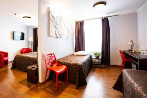 里加Primo Hotel的酒店客房配有两张床和一张书桌