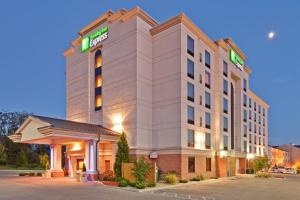 布卢明顿Holiday Inn Express & Suites Bloomington, an IHG Hotel的酒店前面的 ⁇ 染