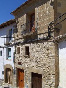 穆里略德加列戈Casa Loriente的一座古老的石头建筑,上面设有一个阳台