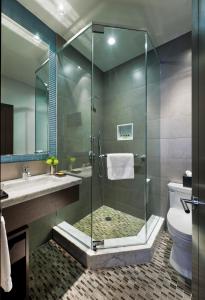 纽约珍珠酒店的带淋浴、盥洗盆和卫生间的浴室