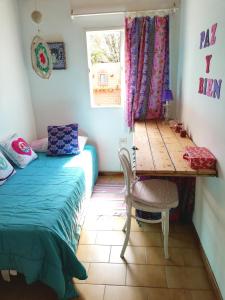 Coronel SuárezAlojamiento familiar的一间卧室配有一张床、一张桌子和一张桌子