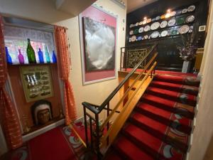 莱特弗拉克凯尔莫尔通道酒店的通往铺有红地毯的酒吧的楼梯