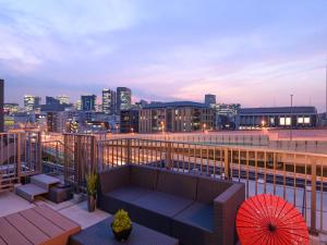 东京美满如家酒店 东京 日本桥 水天宫前的一个带长凳和遮阳伞的屋顶露台