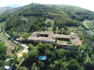 科尔莱奥内Agriturismo Ridocco的山丘上房屋的空中景致