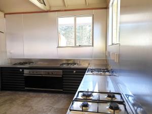 特威泽尔鲁塔尼瓦湖假日公园的厨房配有炉灶和台面
