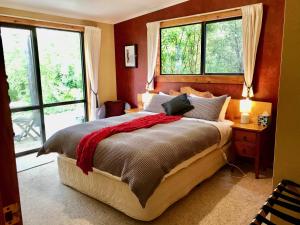 默奇森默奇森旅馆的一间卧室设有一张大床和两个窗户