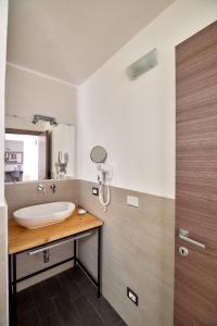 巴勒莫中心露台旅馆的一间带水槽和镜子的浴室