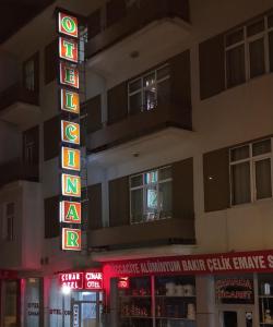 埃尔祖鲁姆OTEL ÇINAR的 ⁇ 虹灯标志的建筑物前的标志