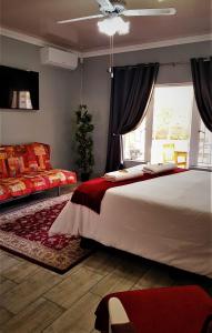 波切夫斯特鲁姆Graceland Guesthouse的一间卧室设有一张大床和一个窗户。