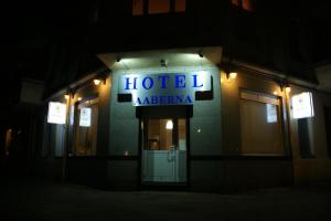 柏林加尼阿贝纳酒店的夜间在大楼前的酒店标志