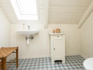 桑德比耶特6 person holiday home in Bjert的白色的浴室设有水槽和水槽