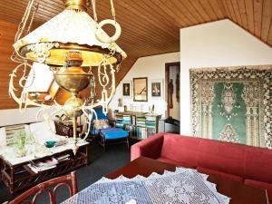 斯文堡2 person holiday home in Svendborg的客厅配有红色沙发和吊灯