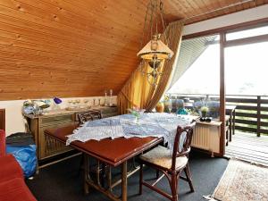 斯文堡2 person holiday home in Svendborg的一间带桌子的用餐室和一间厨房