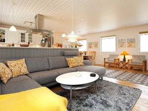 Udsholt SandThree-Bedroom Holiday home in Græsted 4的客厅配有沙发和桌子