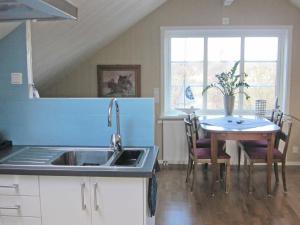 Romelanda4 person holiday home in Romelanda的厨房配有水槽和桌椅