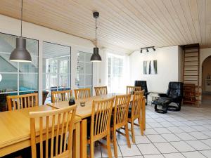 NørbyHoliday Home Løvsangervej的用餐室配有大型木桌和椅子