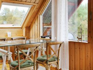 BysheimHoliday Home Litlevågen的一间带桌椅和窗户的用餐室