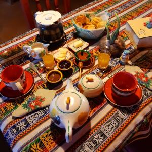 圣卡洛斯Cabañas "Los Elementos", San Carlos, Salta,的茶几,茶壶,茶杯和食物