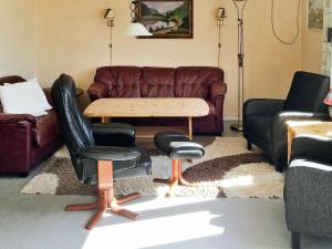 Dyrvik6 person holiday home in Dyrvik的客厅配有沙发和桌椅