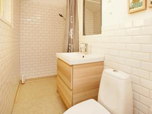 瓦伊比Holiday Home Heliosvej的白色的浴室设有卫生间和水槽。