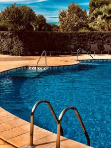 圣普里安海滩les reflets的庭院里的一个蓝色海水游泳池