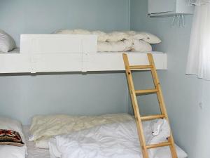 莫尔德Holiday Home Hansbakken的客房设有带梯子的双层床和双层倍性性关节炎床。