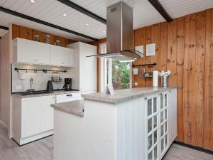 Three-Bedroom Holiday home in Rømø 35的厨房或小厨房