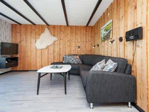 Three-Bedroom Holiday home in Rømø 35的休息区