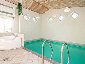 法贾德嘉德Holiday Home Helmklit II的一间带游泳池和浴缸的浴室