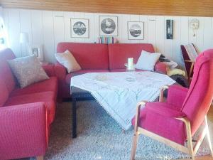 斯沃尔韦尔6 person holiday home in Svolv r的客厅配有沙发和桌椅