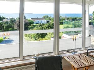 埃贝尔托夫特8 person holiday home in Ebeltoft的客房设有大窗户,享有大海美景。