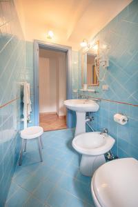 普罗奇达索尔卡蓝堤酒店的蓝色瓷砖浴室设有2个盥洗盆和1个卫生间
