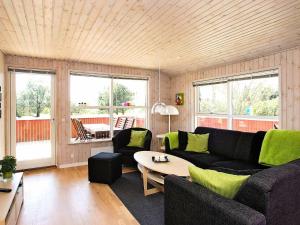 伦斯楚普8 person holiday home in Hj rring的客厅配有沙发和桌子