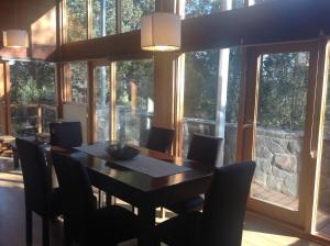 圣卡洛斯-德巴里洛切玛丽亚博斯克山林小屋的一间带桌椅和窗户的用餐室