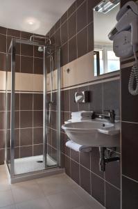 巴黎德拉莫特匹克酒店的一间带水槽和淋浴的浴室