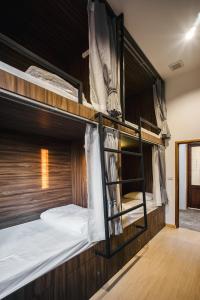 曼谷尔毕旅舍的带梯子的客房内的两张双层床