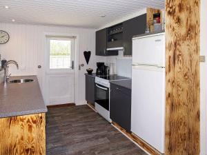 海默特6 person holiday home in Hemmet的厨房配有白色冰箱和水槽