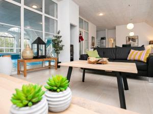 乌尔夫堡16 person holiday home in Ulfborg的带沙发和咖啡桌的客厅