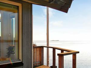 Hällsvik2 person holiday home in TORSLANDA的带阳台的海景度假屋