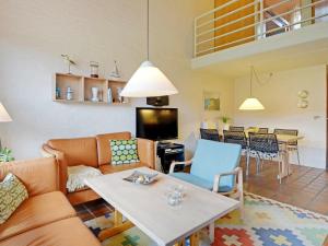 布拉万德Holiday Home Fyrvej VI的客厅配有沙发和桌子
