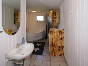 海默特6 person holiday home in Hemmet的浴室配有盥洗盆和浴缸。