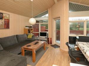 Holiday home Tranekær IV的休息区