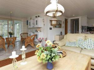 Sønder Nissum6 person holiday home in Ulfborg的客厅配有沙发和桌子