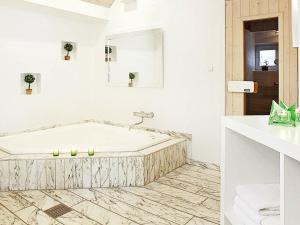 森讷维6 person holiday home in Ringk bing的白色的浴室设有浴缸和水槽。