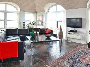 森讷维6 person holiday home in Ringk bing的带沙发和电视的客厅