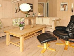 安斯艾厄7 person holiday home in Ansager的客厅配有桌子和沙发