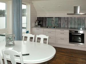 Four-Bedroom Holiday home in Urangsvåg的厨房或小厨房