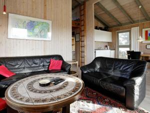 5 person holiday home in Ulfborg的休息区